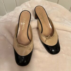 CHANEL Beige and Black Two-Tone Leather Mules